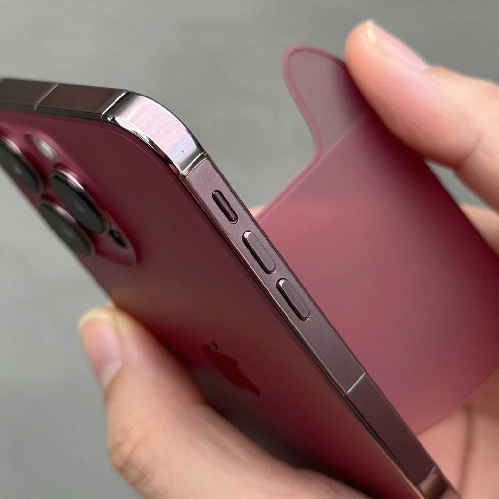 iPhone 18 Pro有新配色?传闻苹果正在测试深红色(图1)