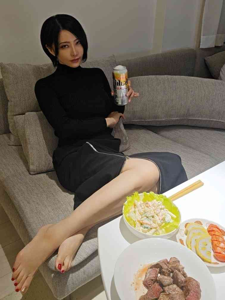 48岁日本漫画家晒生活照 神似《生化危机》艾达王(图1)