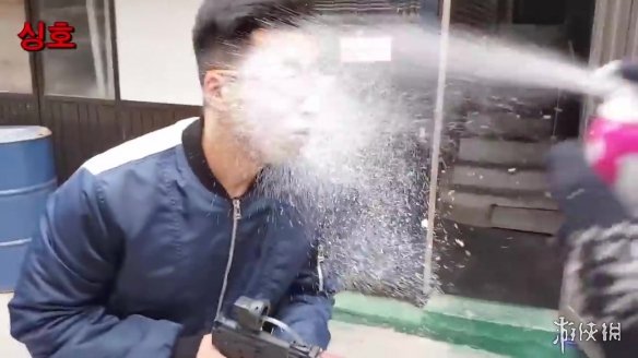 低配版《守望先锋》真人视频 廉价特效还原每个英雄(图2)