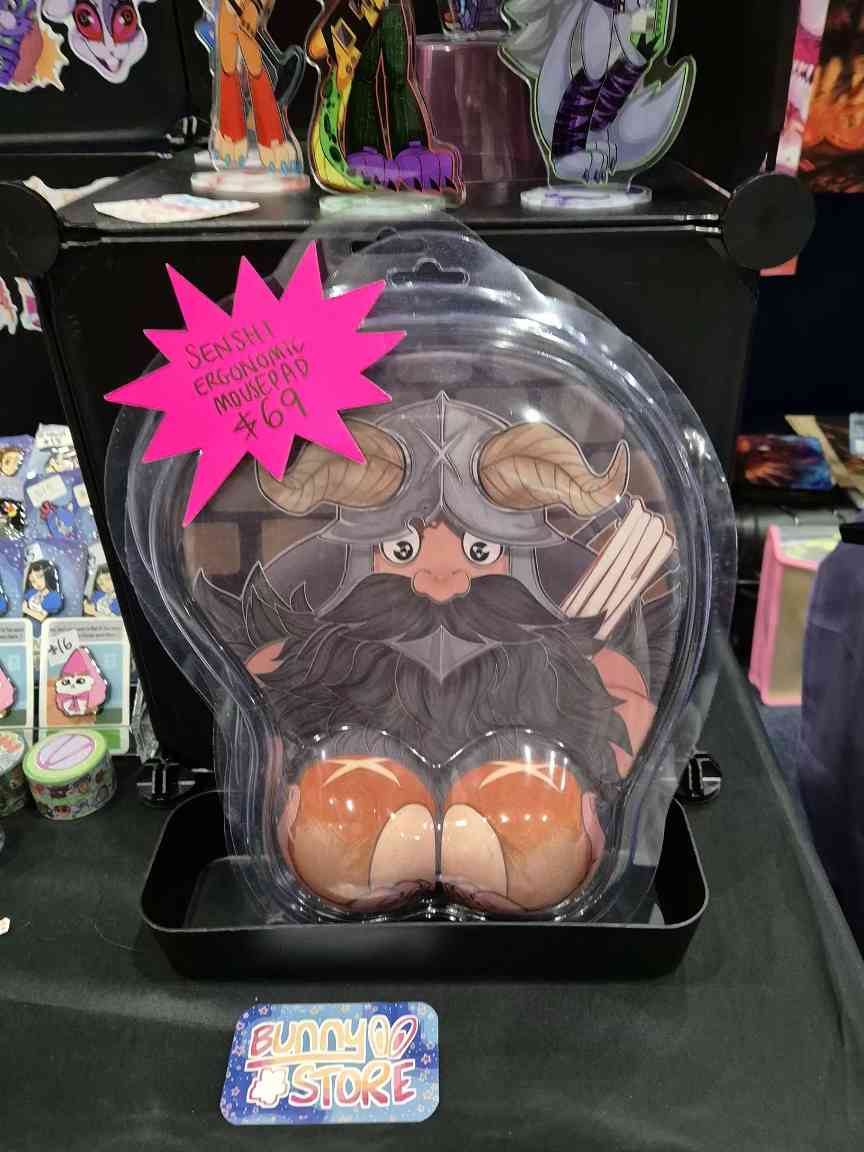 粉丝自制《迷宫饭》森西“福利”鼠标垫 被欧洲粉丝求购买链接(图1) 粉丝自制《迷宫饭》森西“福利”鼠标垫 被欧洲粉丝求购买链接(图1)