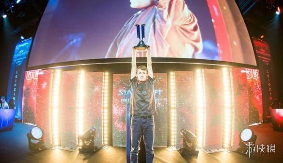 19岁少年斩获《星际2》世界冠军 黄旭东:前途光明!(图1) 19岁少年斩获《星际2》世界冠军 黄旭东:前途光明!(图1)