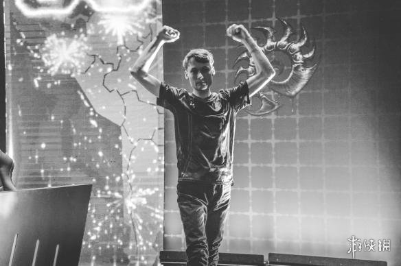 19岁少年斩获《星际2》世界冠军 黄旭东:前途光明!(图2) 19岁少年斩获《星际2》世界冠军 黄旭东:前途光明!(图2)