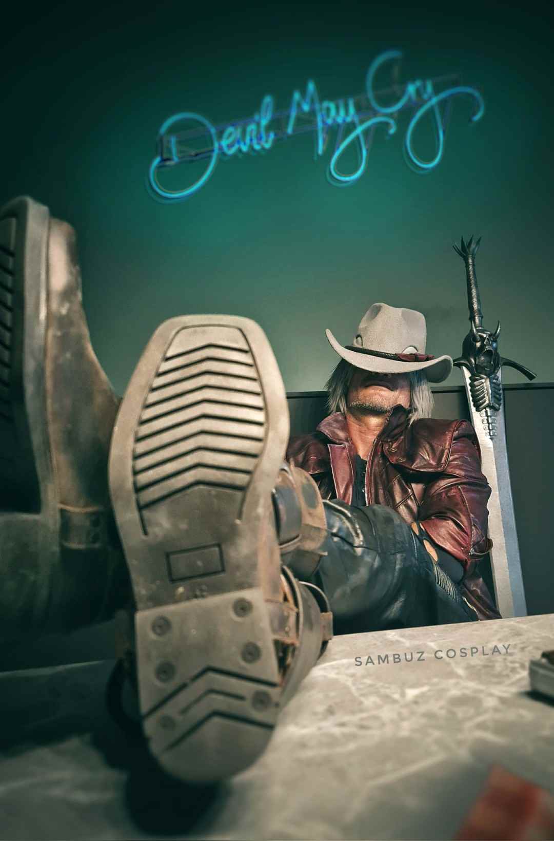 皮衣配圣诞帽！意大利Coser演绎《鬼泣5》圣诞但丁(图5)