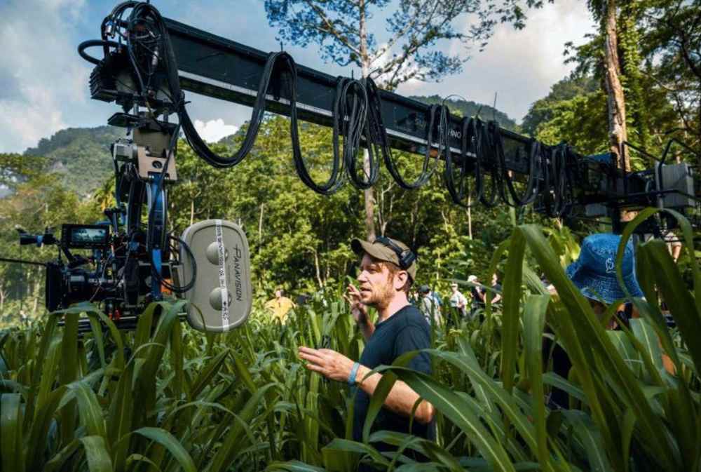 《侏罗纪世界4》曝剧照 寡姐、乔贝贝生死一线！(图3)