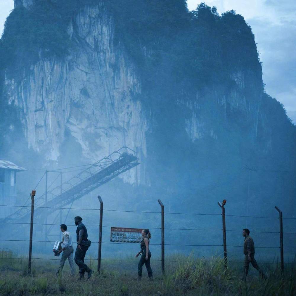 《侏罗纪世界4》曝剧照 寡姐、乔贝贝生死一线！(图4)