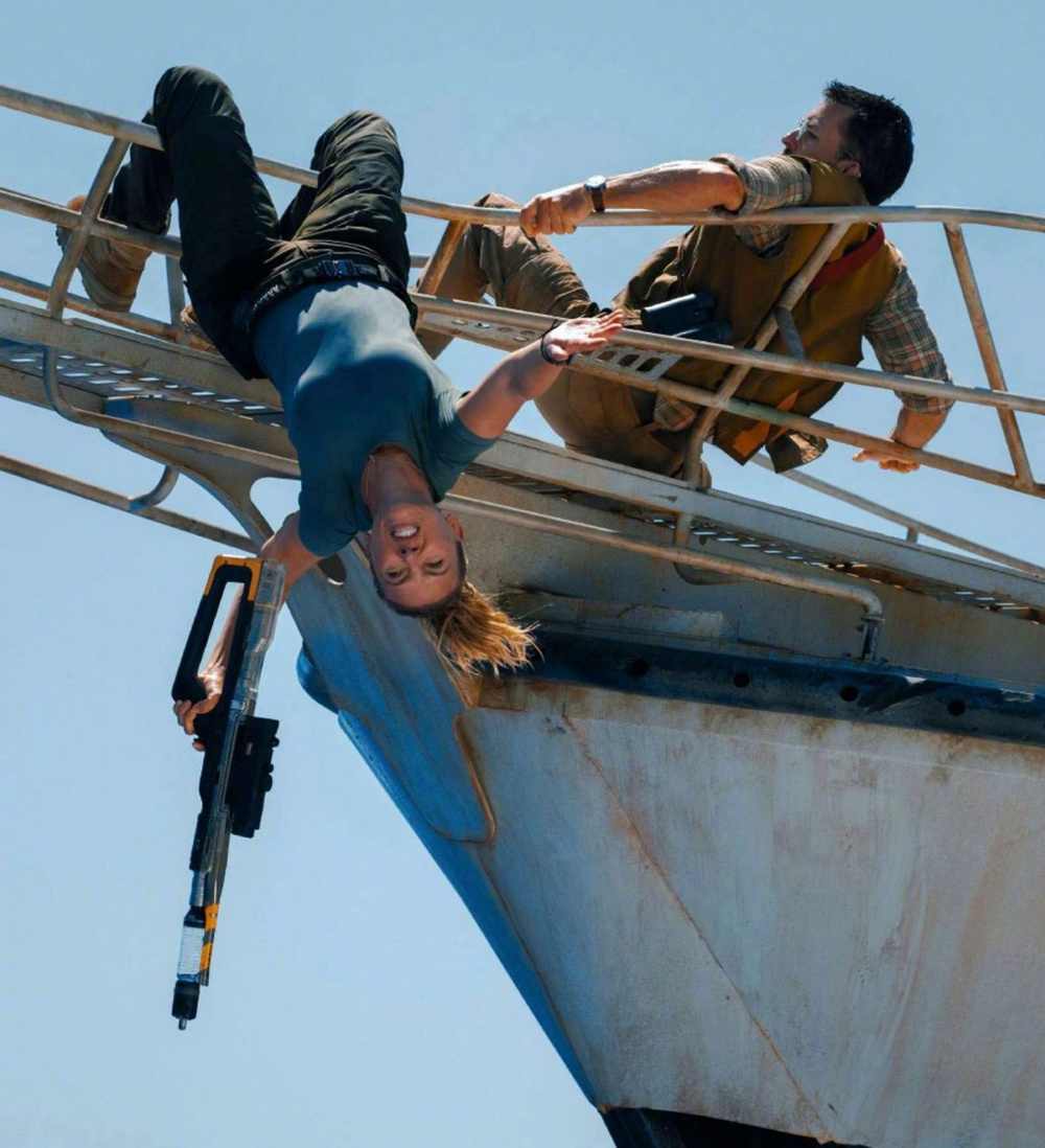 《侏罗纪世界4》曝剧照 寡姐、乔贝贝生死一线！(图6)