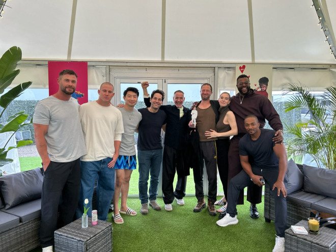 《复联5》开拍合照！锤哥、小唐尼、凡妮莎等现身(图1)