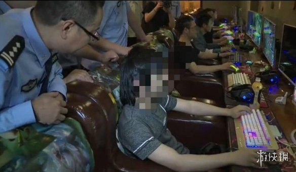 这游戏要取代张学友？在逃嫌疑人网吧玩《LOL》被抓(图2)