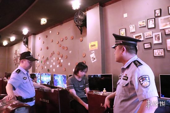 这游戏要取代张学友？在逃嫌疑人网吧玩《LOL》被抓(图3)