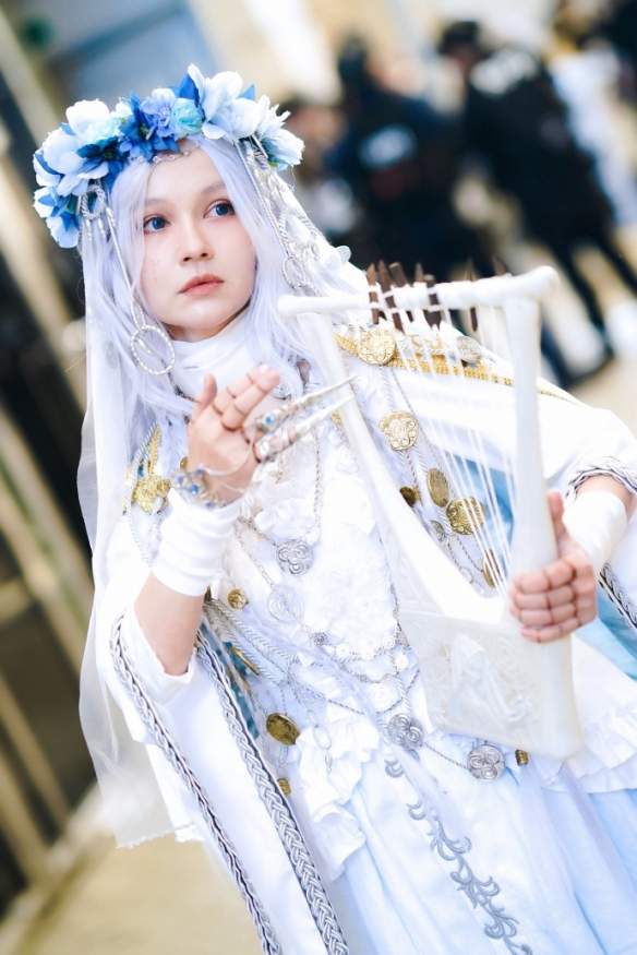 《老头环 黑夜君临》复仇者绝美cos：巨剑萝莉来了!(图1)