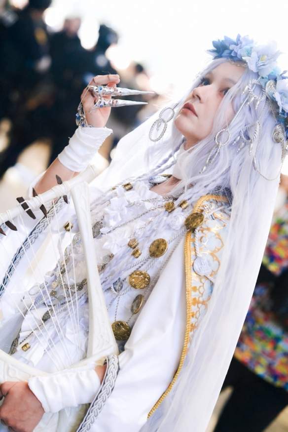 《老头环 黑夜君临》复仇者绝美cos：巨剑萝莉来了!(图2)