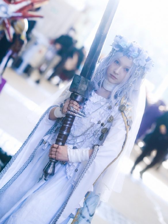 《老头环 黑夜君临》复仇者绝美cos：巨剑萝莉来了!(图3)