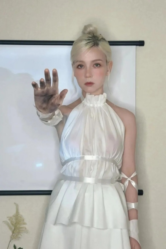 《老头环 黑夜君临》复仇者绝美cos：巨剑萝莉来了!(图5)