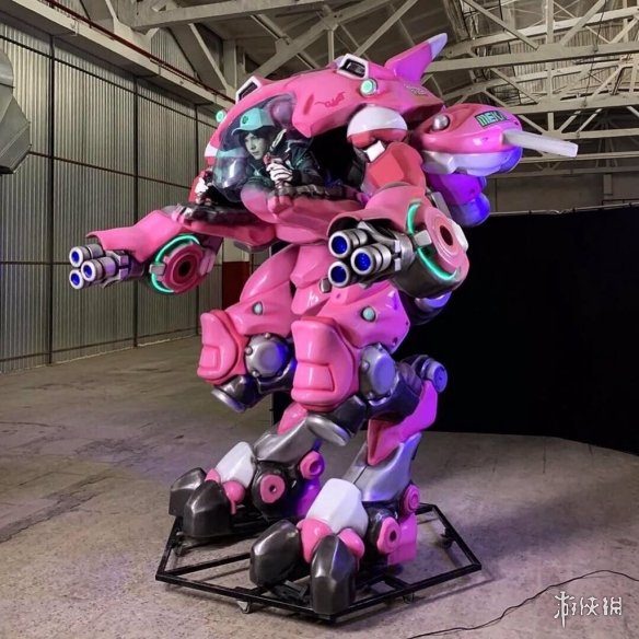 毛妹1：1机甲COS《守望先锋》D.Va 炮筒也能转起来(图1)