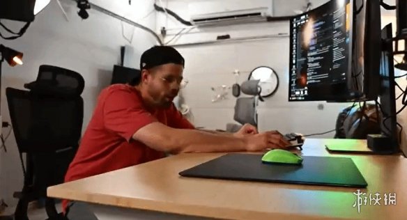 国外技术达人开发出可以“自动瞄准爆头”的鼠标!(图1) 国外技术达人开发出可以“自动瞄准爆头”的鼠标!(图1)