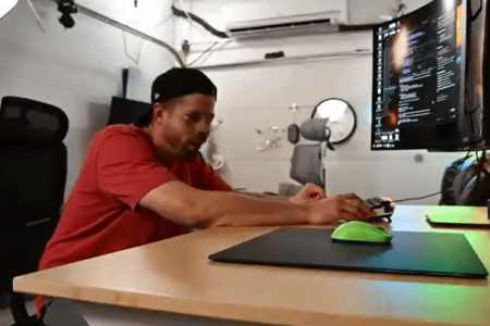 国外技术达人开发出可以“自动瞄准爆头”的