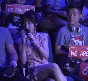 Ti9：女主持小鸽现场问答惹观众羞涩 旗袍性感撩人(图5)