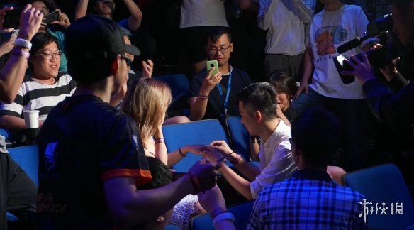 Ti9:观众采访情侣玩家现场求婚:将来一起看Ti29(图1) Ti9:观众采访情侣玩家现场求婚:将来一起看Ti29(图1)