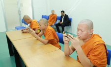 泰国4僧人参加电竞夺冠领奖引不解：不该穿长袍参赛(图4)