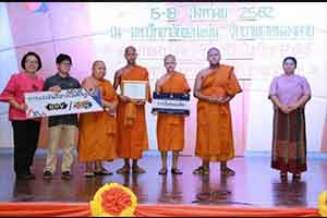 泰国4僧人参加电竞夺冠领奖引不解：不该穿长袍参赛 - Tanyitan情报局