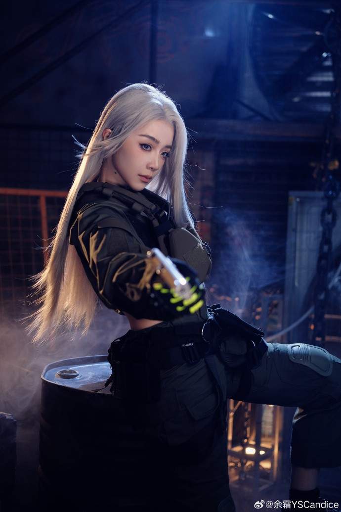 余霜COS《暗区突围》美图 白发侧颜超美丽(图2)