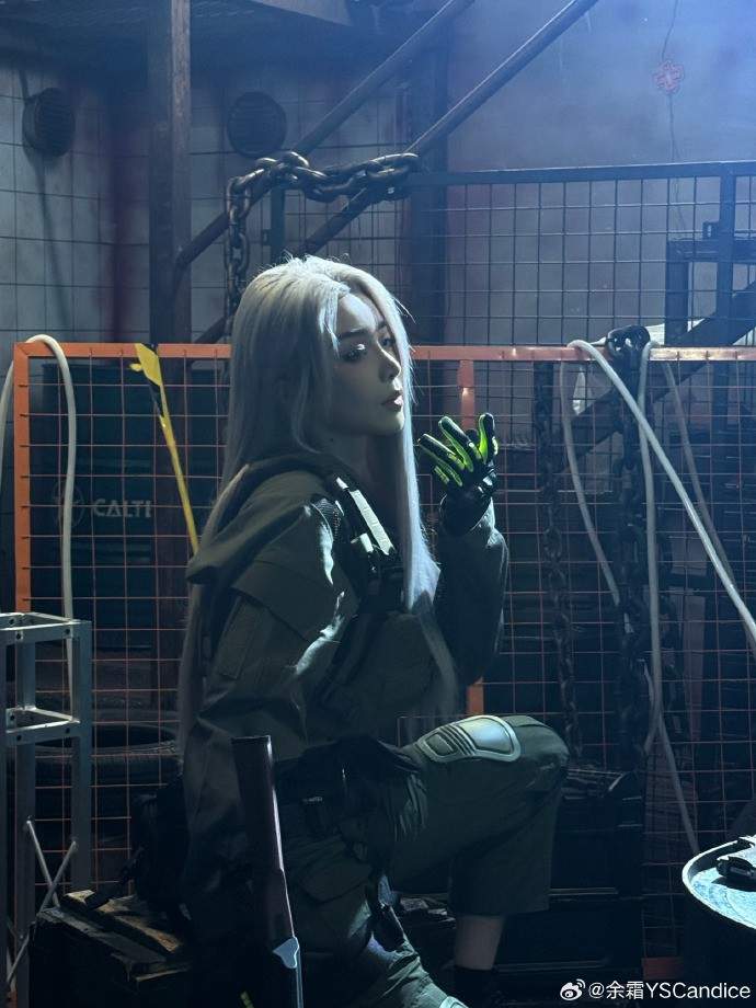 余霜COS《暗区突围》美图 白发侧颜超美丽(图4)