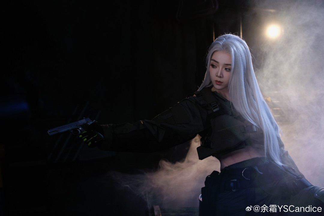余霜COS《暗区突围》美图 白发侧颜超美丽(图1)