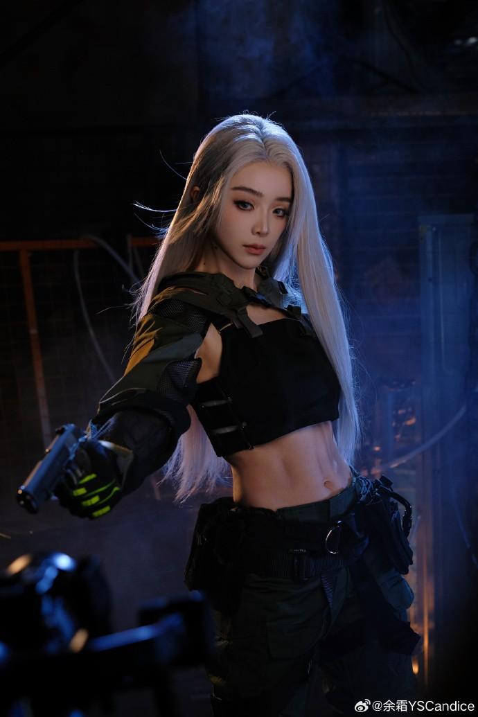 余霜COS《暗区突围》美图 白发侧颜超美丽(图5)
