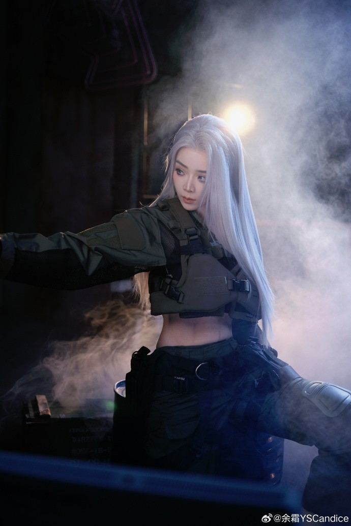 余霜COS《暗区突围》美图 白发侧颜超美丽(图6)