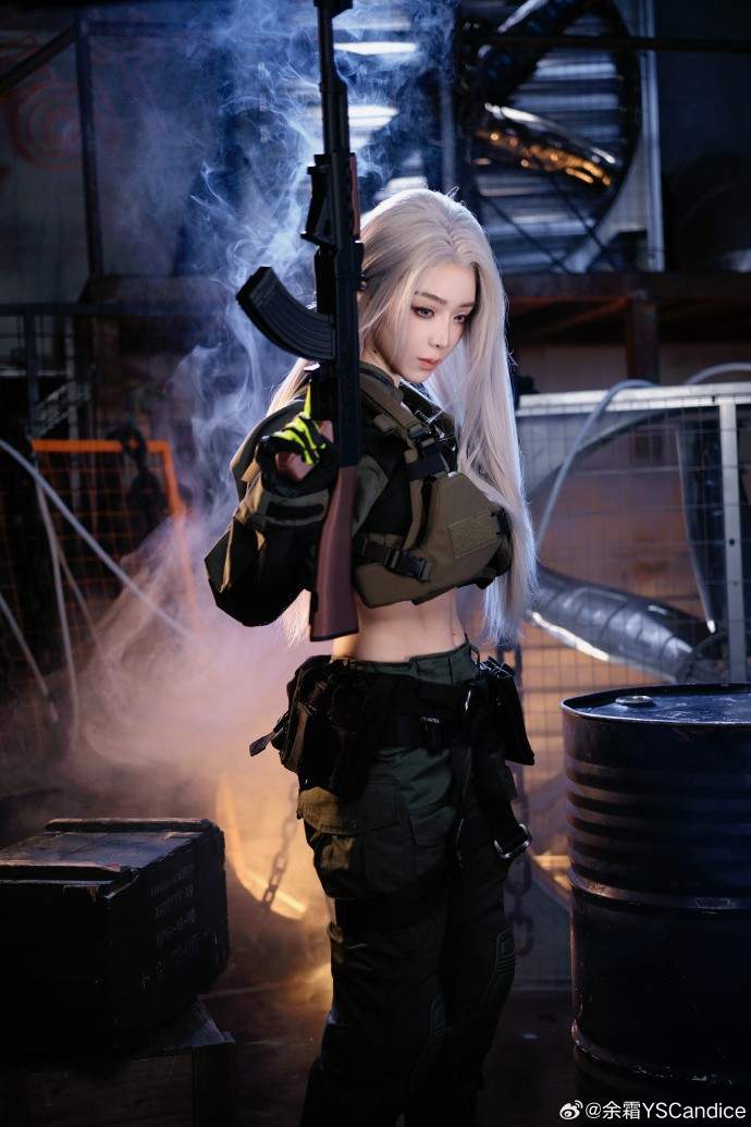 余霜COS《暗区突围》美图 白发侧颜超美丽(图7)