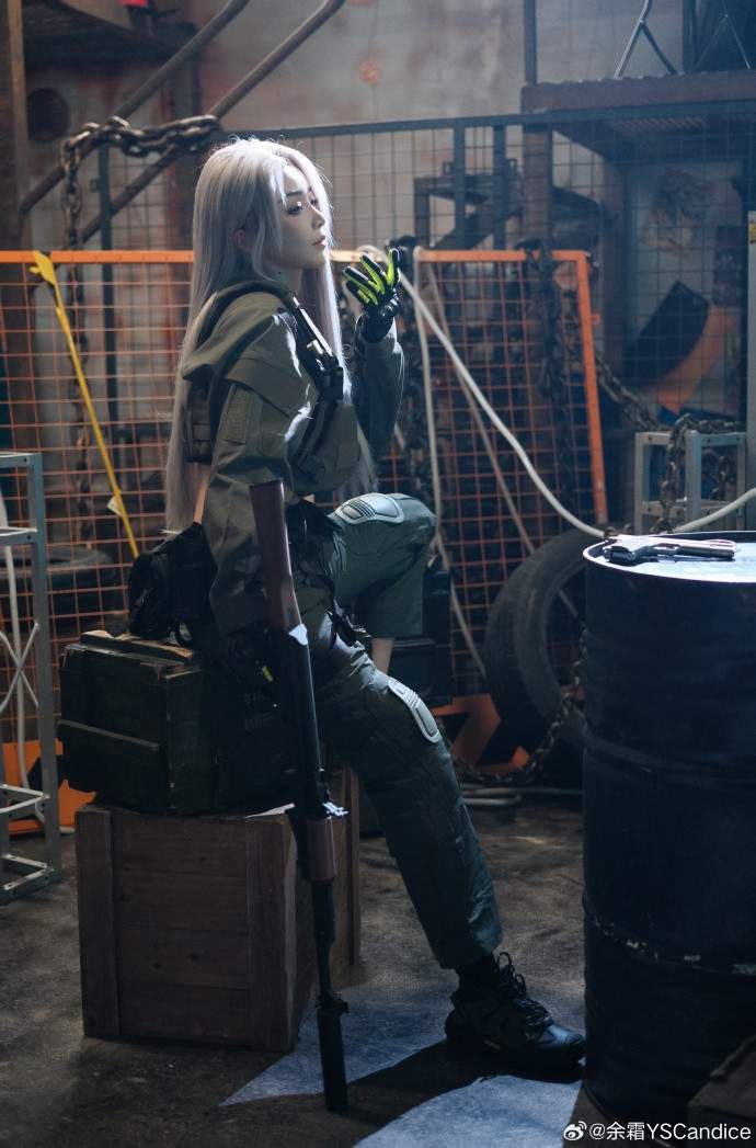 余霜COS《暗区突围》美图 白发侧颜超美丽(图8)