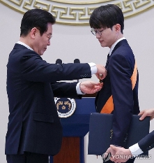 传奇电竞选手Faker获青龙勋章 韩国总统亲自颁发(图2) 传奇电竞选手Faker获青龙勋章 韩国总统亲自颁发(图2)