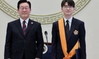 传奇电竞选手Faker获青龙勋章 韩国总统亲自颁发 - Tanyitan情报局