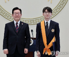 传奇电竞选手Faker获青龙勋章 韩国总统亲自颁发(图1) 传奇电竞选手Faker获青龙勋章 韩国总统亲自颁发(图1)