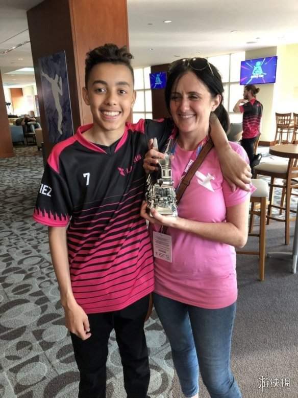 妈妈再也不阻挠我玩游戏了 英少年《堡垒之夜》获奖(图2)