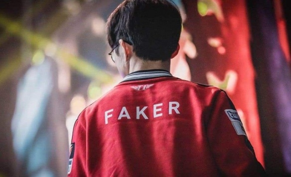 S9：韩网友看SKT止步四强：Faker不行了还是入伍吧(图3)
