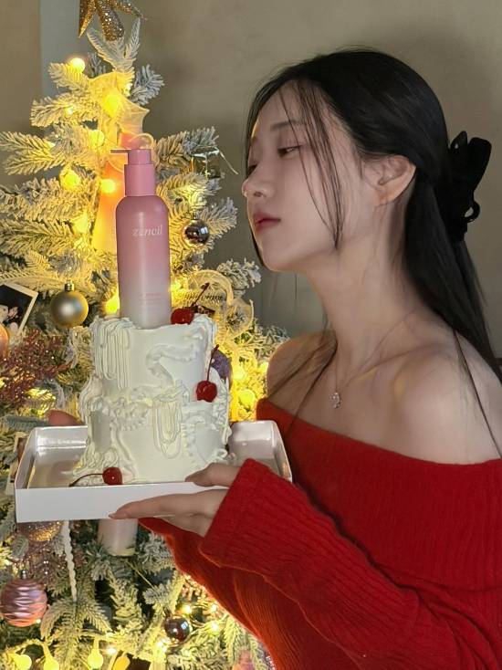 《剑星》体模申才恩新美照：红色毛衣半露迷人香肩！ - Tanyitan情报局