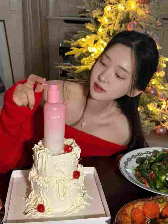 《剑星》体模申才恩新美照：红色毛衣半露迷人香肩！(图2)