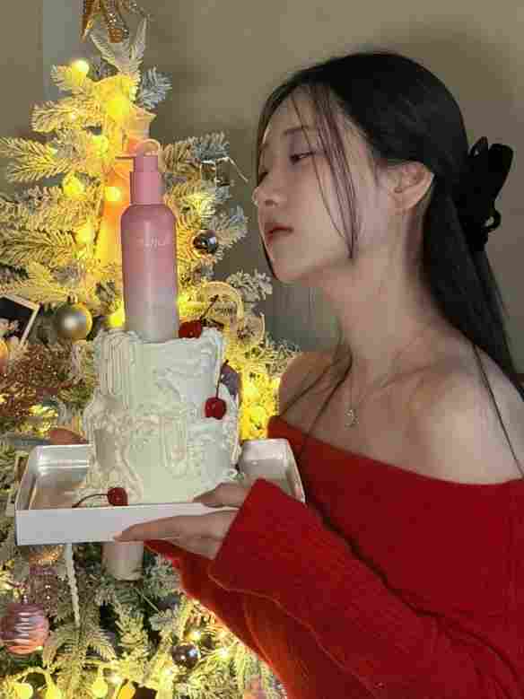 《剑星》体模申才恩新美照：红色毛衣半露迷人香肩！(图3)