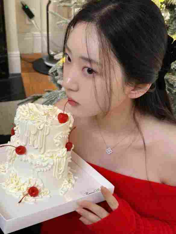 《剑星》体模申才恩新美照：红色毛衣半露迷人香肩！(图4)