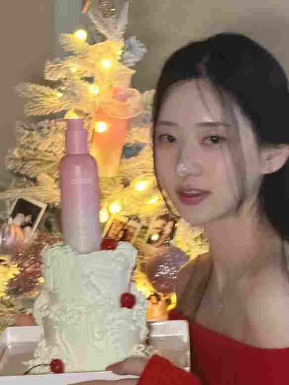 《剑星》体模申才恩新美照：红色毛衣半露迷人香肩！(图5)