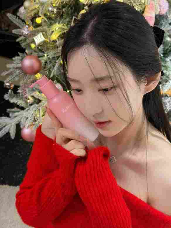 《剑星》体模申才恩新美照：红色毛衣半露迷人香肩！(图6)