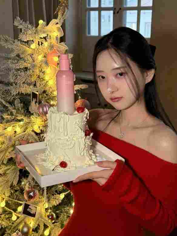 《剑星》体模申才恩新美照：红色毛衣半露迷人香肩！(图7)