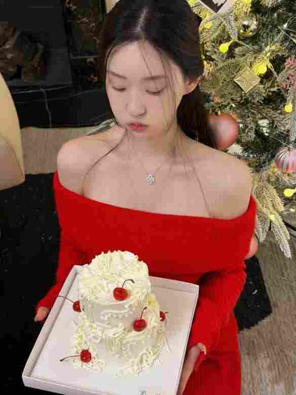 《剑星》体模申才恩新美照：红色毛衣半露迷人香肩！(图8)