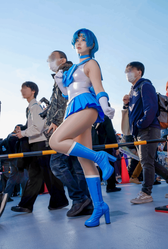 日本小姐姐COS《街头霸王》春丽：神级肉腿太顶了！(图4)