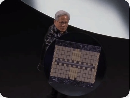 黄仁勋再秀幽默！持芯片盾牌神还原美国队长引爆全场 - Tanyitan情报局