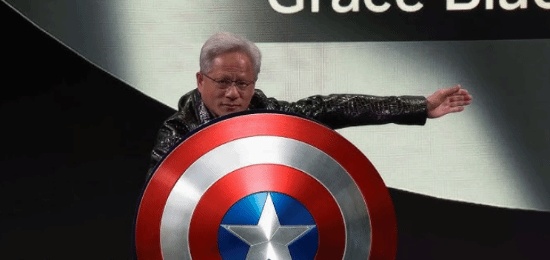 黄仁勋再秀幽默!持芯片盾牌神还原美国队长引爆全场(图3) 黄仁勋再秀幽默!持芯片盾牌神还原美国队长引爆全场(图3)