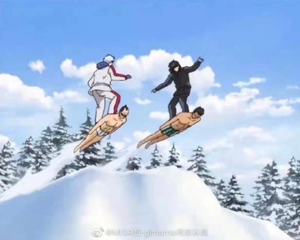 半裸男子被女子“拴脖遛狗式”踩着滑雪！滑雪场回应(图2)