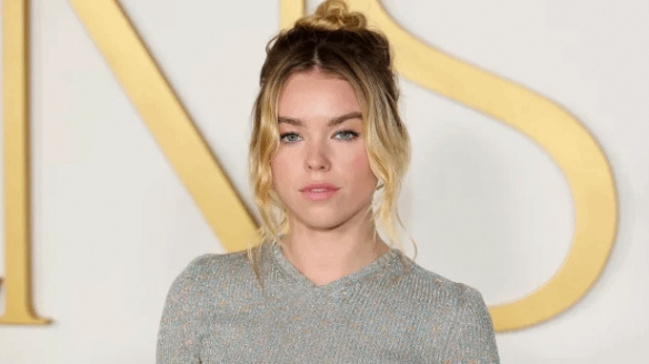 她简直就是超人！华纳发布《超级少女》电影最新剧照(图2)