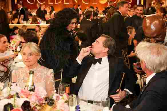 小李子金球奖当众被夸“女友不超30岁” 苦笑反应曝光 - Tanyitan情报局